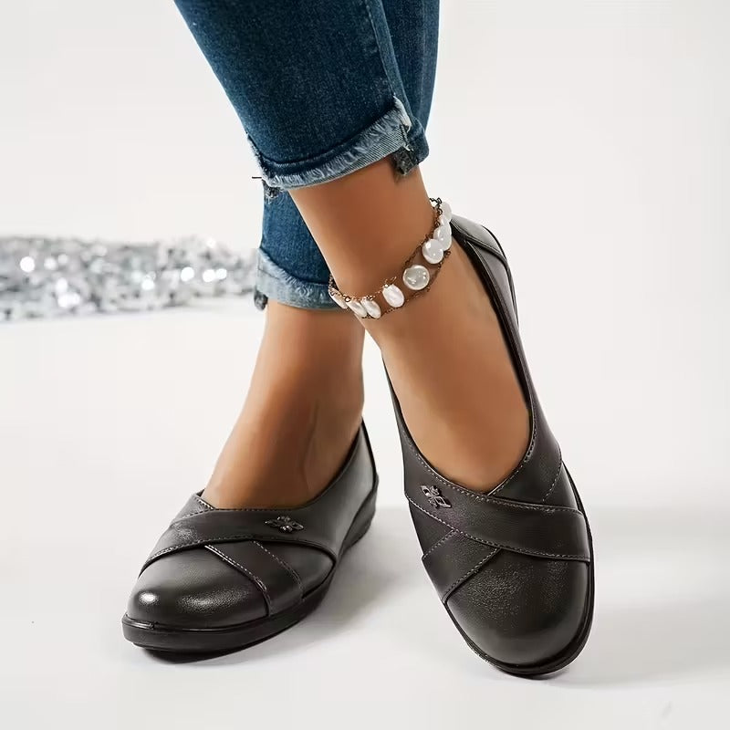 Women's Black Closed-Toe Leather Flats – Comfortable Casual Slip-On Shoes