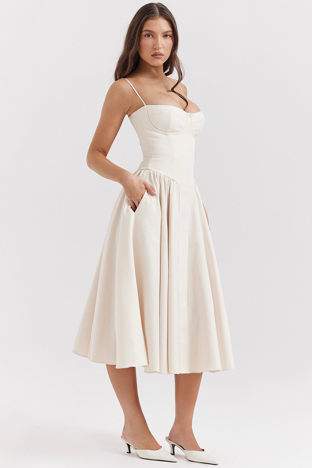 Chic Midi Dress with Sweetheart Neckline: Effortless Style for Any Occasion 1