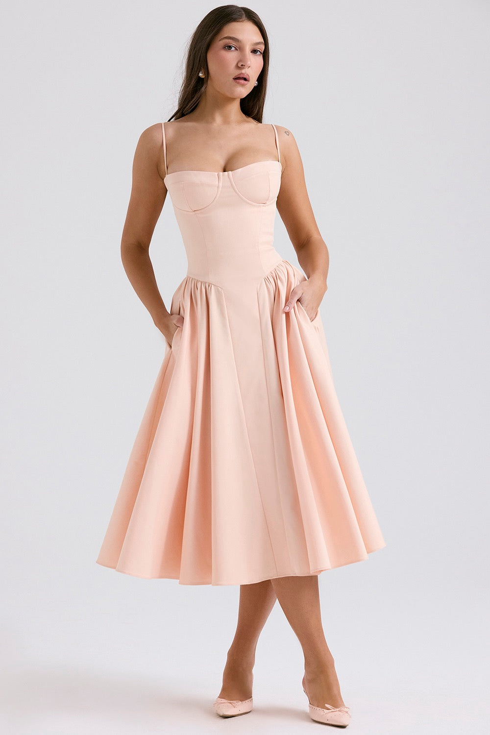 Chic Midi Dress with Sweetheart Neckline: Effortless Style for Any Occasion 2