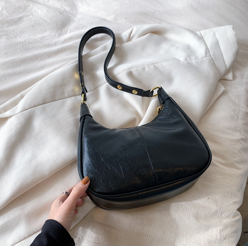 Women’s Hobo Bag – Zip Top, Adjustable Shoulder Strap, Gold Rings