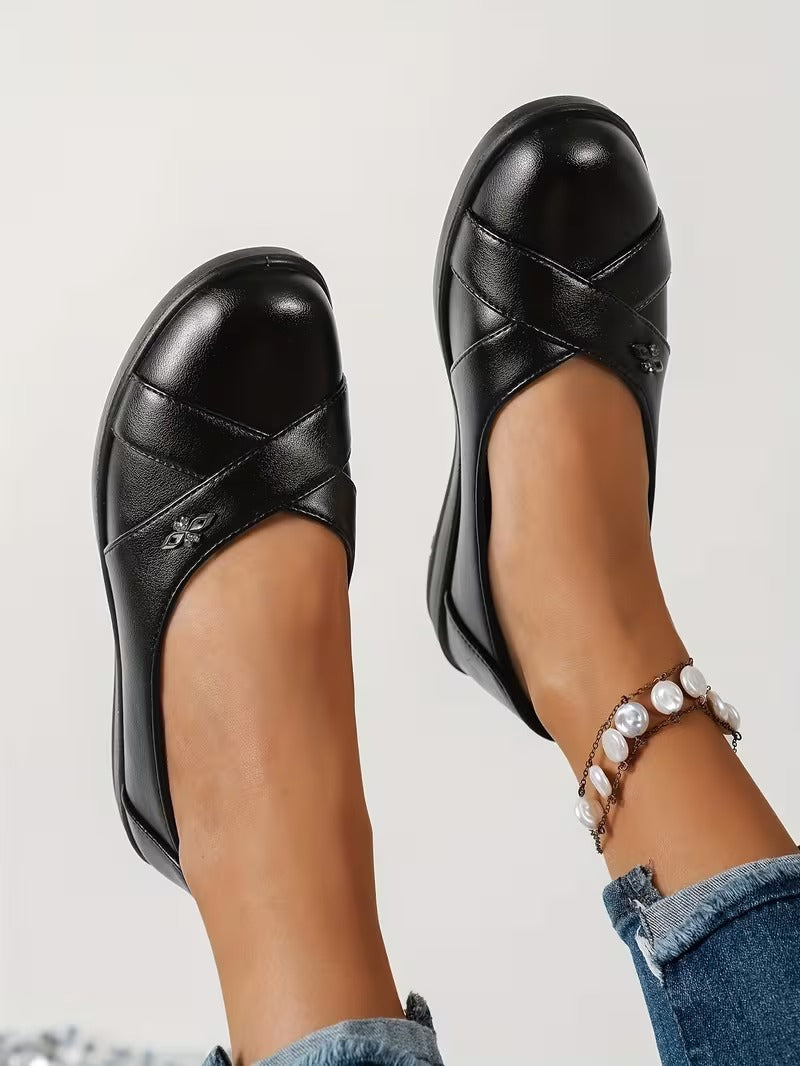 Women's Black Closed-Toe Leather Flats – Comfortable Casual Slip-On Shoes