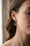 Vrouw met vintage zirconia drop oorbel - editorial close-up