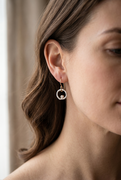 Vrouw met vintage zirconia drop oorbel - editorial close-up
